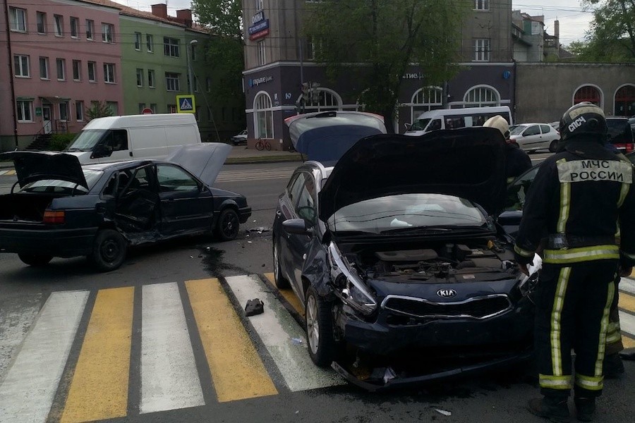 На Советском столкнулись «КИА» и «Фольксваген», есть пострадавшие (фото)