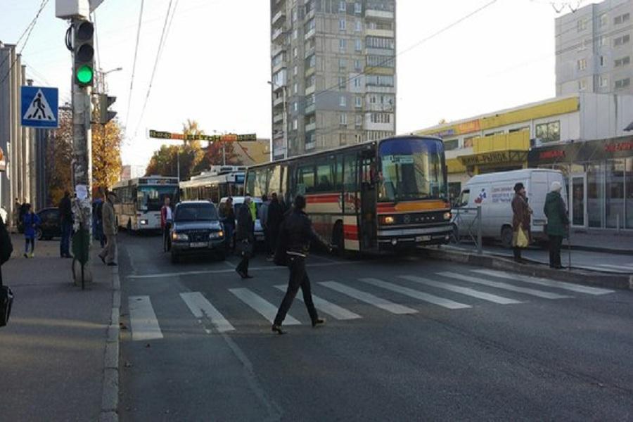 На ул. Горького столкнулись автобус и легковушка, образовалась пробка (фото)