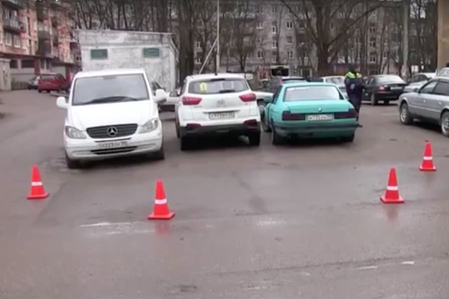 11-летнего калининградца зажало между двумя машинами, он в больнице