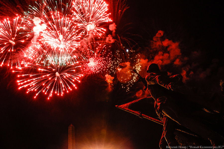 30 залпов: салют в честь Дня Победы в Калининграде (фото)