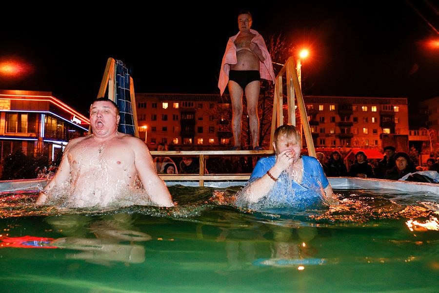 Окунуться и перекреститься: как прошли крещенские купания в Калининграде