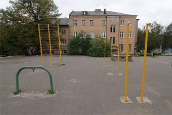 На спортплощадке лицея №23 на ученика упала конструкция из металла