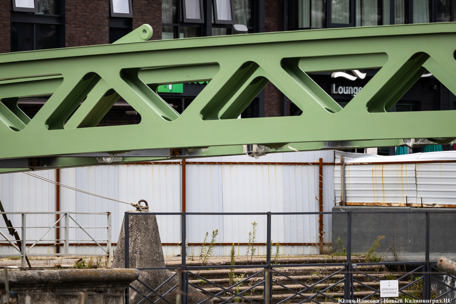 От «Юности» до Канта: в Калининграде монтируют арочный пролёт Философского моста (фото)