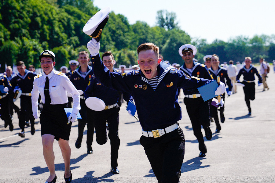 Под солнцем на плацу: как в Калининграде выпустили новых офицеров ВМФ (фото)