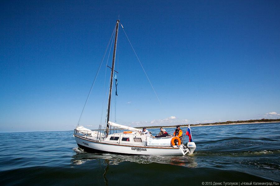Венки на воде: калининградские яхтсмены отдали дань памяти морякам-балтийцам