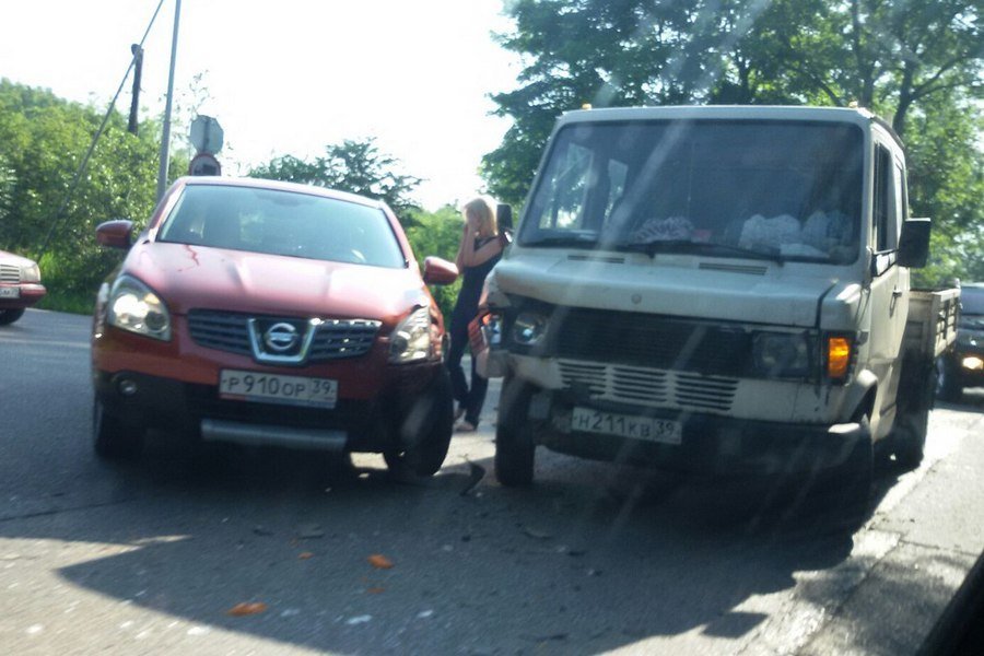 Два автомобиля столкнулись на перекрёстке Окружной и Печатной в Калининграде
