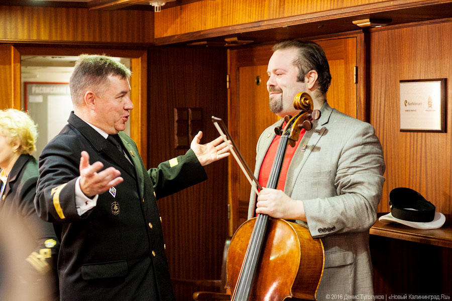 Дадим по струнам: Борислав Струлёв выступил на борту барка «Крузенштерн»