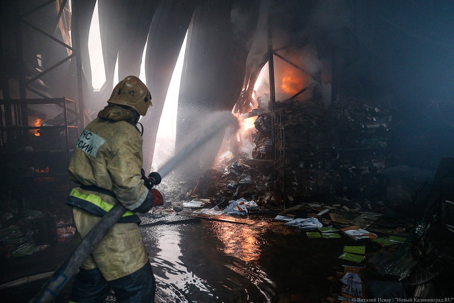 Огненное утро: как калининградские пожарные спасали винный склад