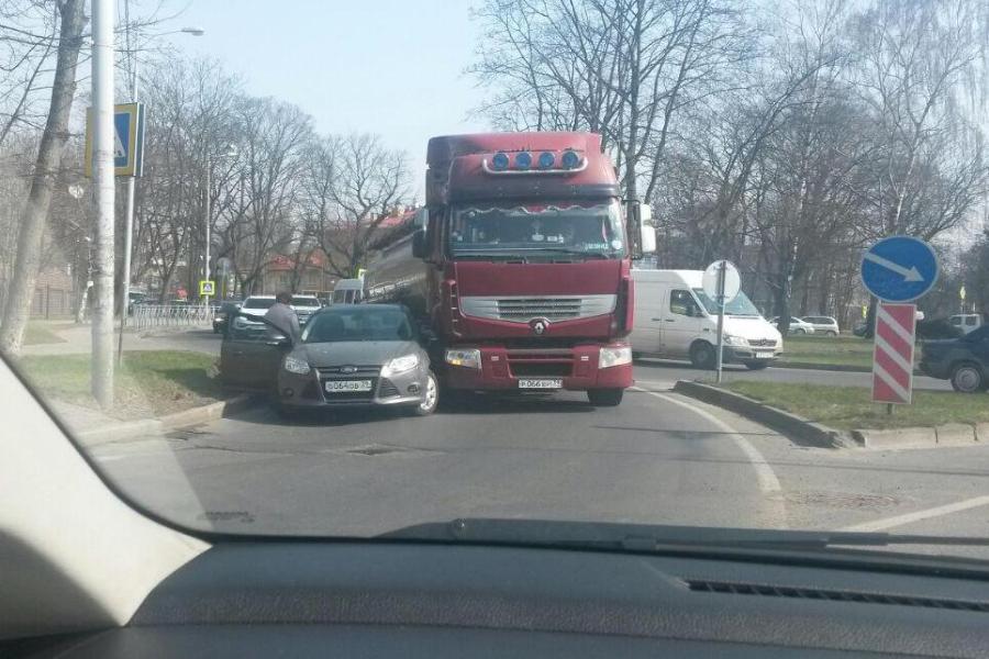 ДТП с фурой и легковушкой заблокировало кольцо на Дмитрия Донского (фото)