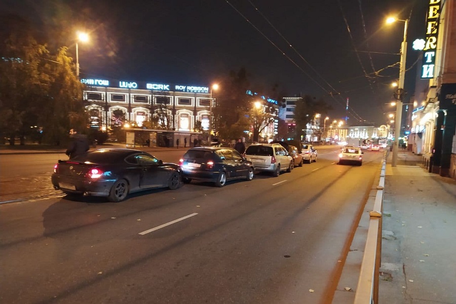В центре Калининграда из-за ДТП образовался «паровозик» из 4 машин (фото)