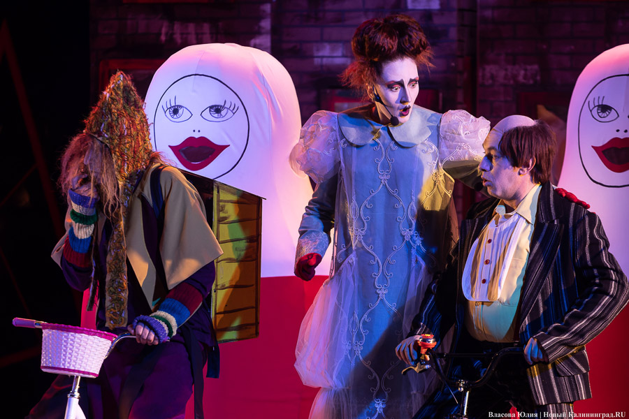 С интонациями The Beatles: в Музыкальном театре показали «Гоголюцинации Чичикова» (фото)