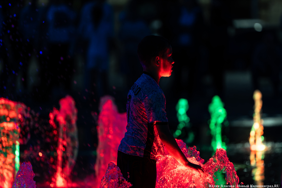 Огни, вода и гимн России: как работает «поющий» фонтан у Кёнигсбергской биржи (фото)