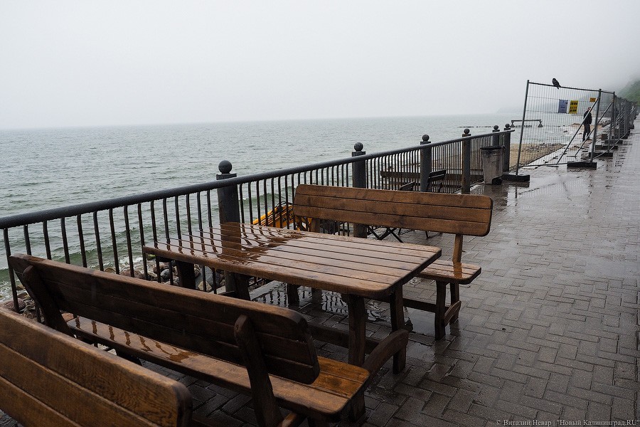 Обломки прошлого: как в Светлогорске разбирают старый променад (фото)