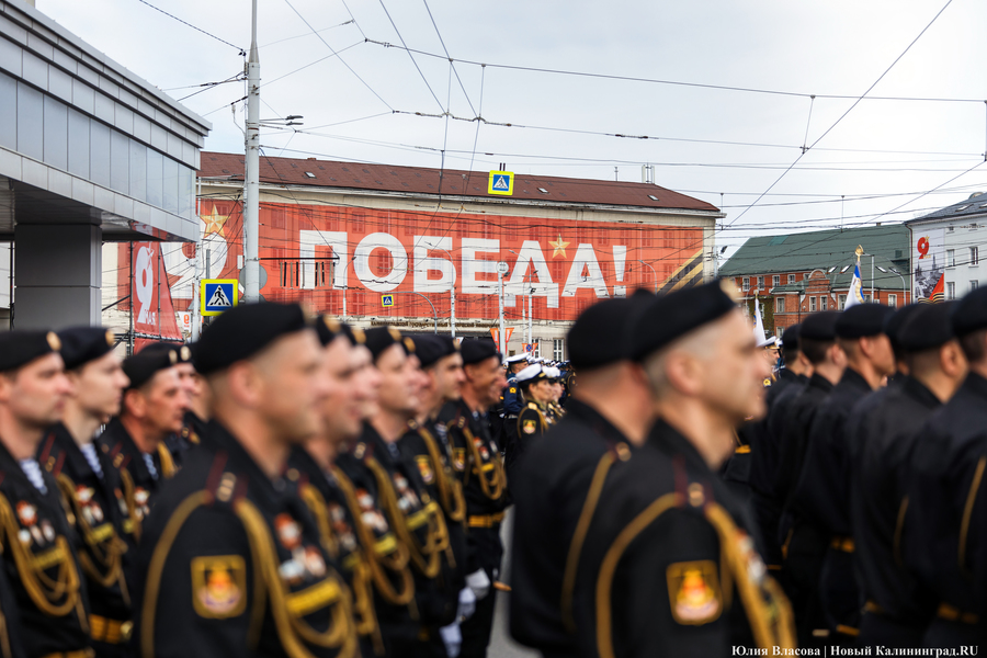 Под Знаменем Победы: в центре Калининграда прошел военный парад (фото)