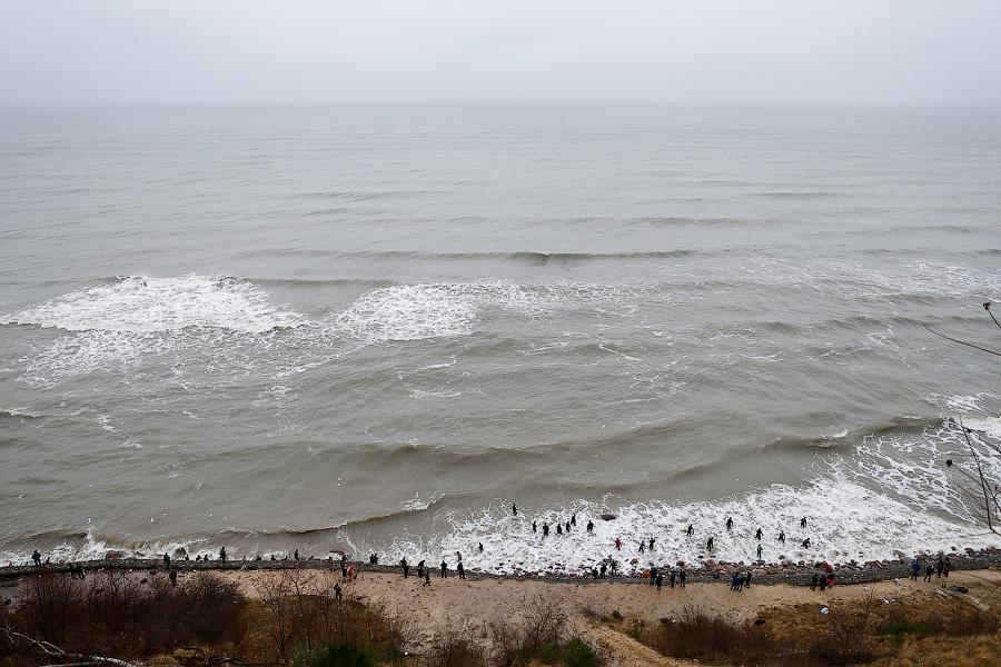 В набежавшую волну: как ловят янтарь на Балтике (фото)