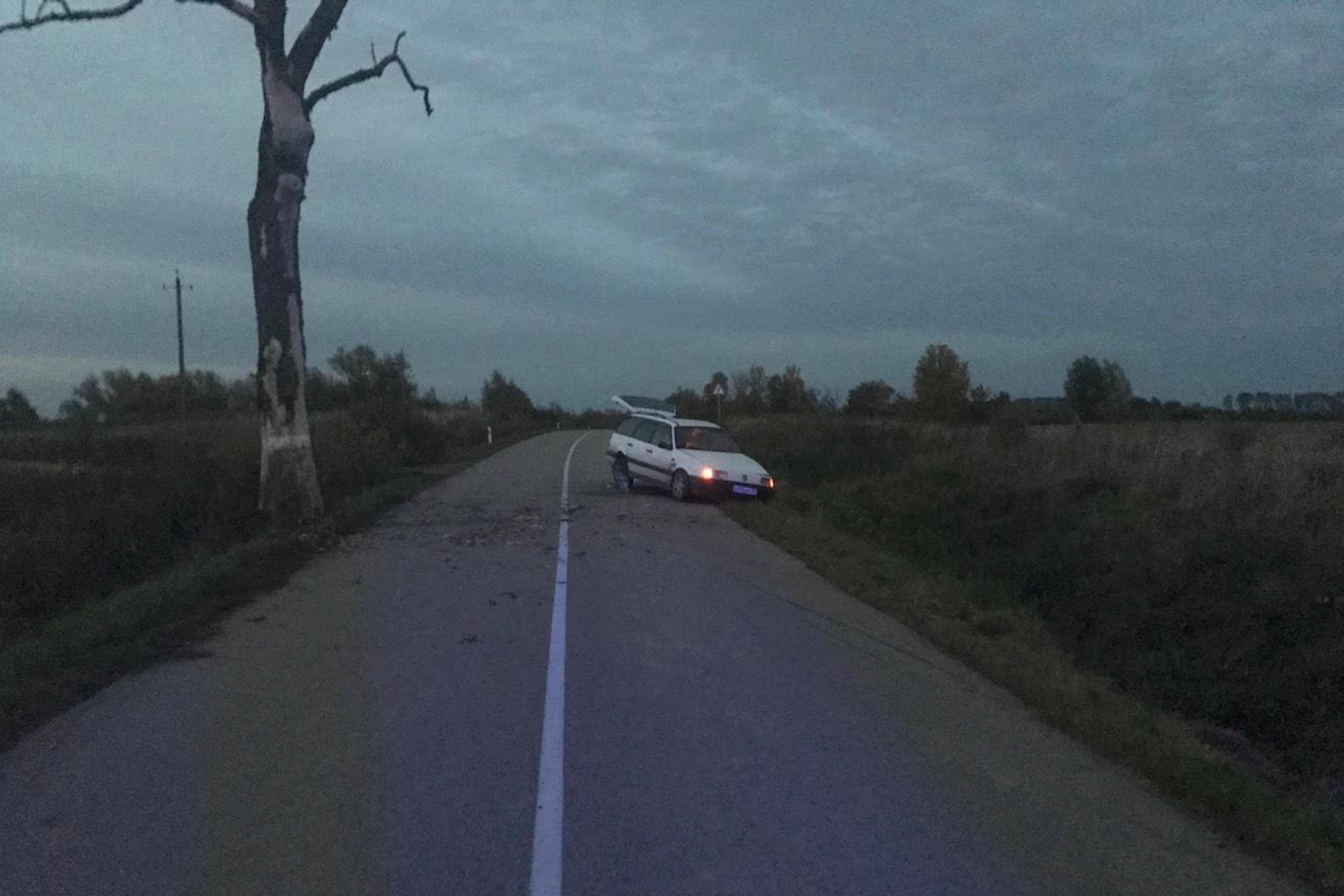 Под Неманом водитель превысил скорость и врезался в дерево, погиб пассажир