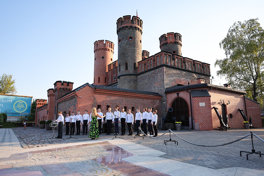 И Пётр I такой молодой: во Фридрихсбургских воротах установили скульптуру Зураба Церетели (фото)
