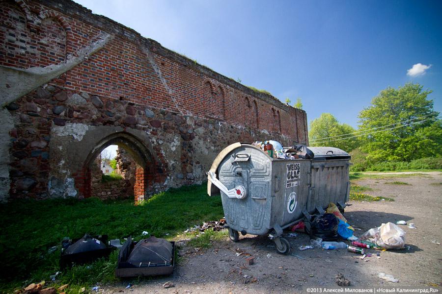 «Приезжайте позже»: территория переданной РПЦ кирхи в Романово превратилась в поселковую свалку