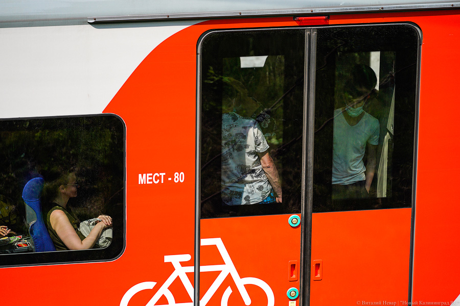 Не для слабаков: желающие уехать к морю штурмуют электрички и автобусы