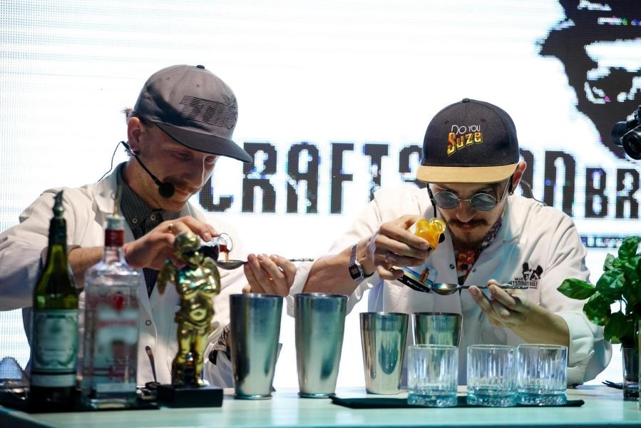 Море, поэзия, коктейли: в Калининграде выбрали обладателя «Янтарного шейкера»