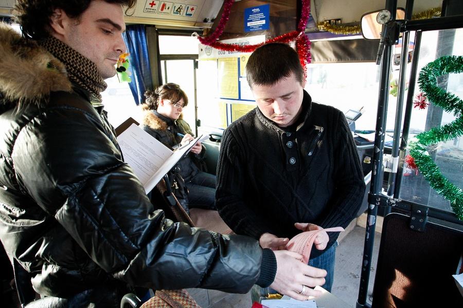 Изумительная тенденция: как сотрудники мэрии Калининграда проверяли состояние автобусов (фото)