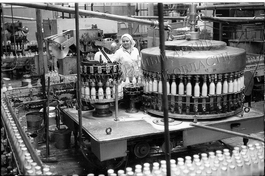 Бутылки из-под молока, возвращение лося и криль: о чем писали газеты 35 лет назад