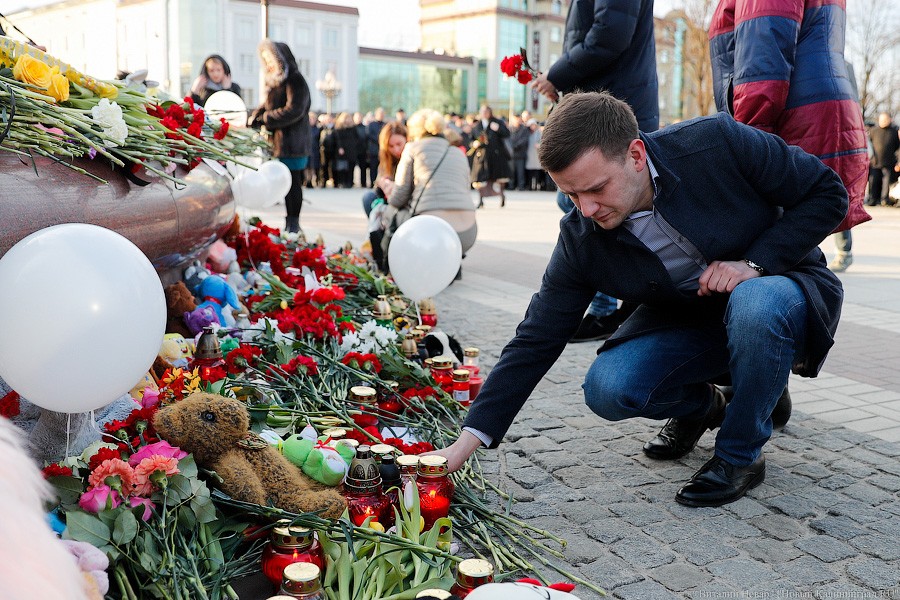 Опустить голову, зажечь свечу: в Калининграде почтили память погибших в Кемерово