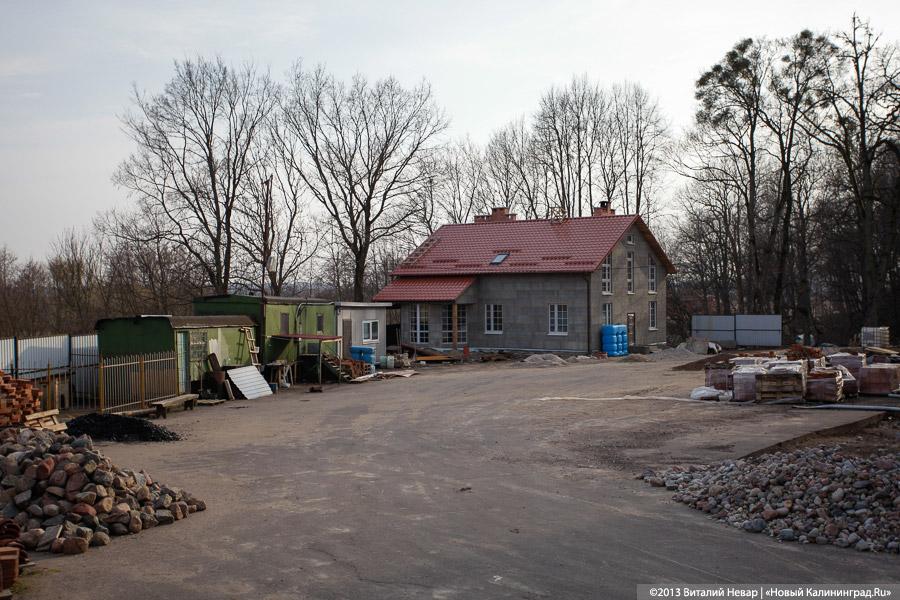 «У РПЦ свои законы»: рядом с кирхой Арнау появился двухэтажный дом (+фото)