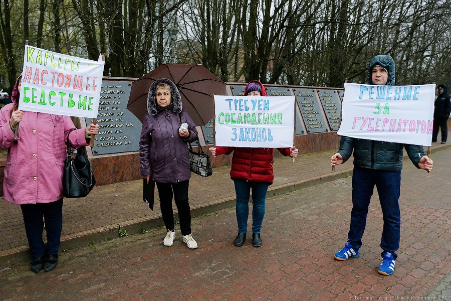 «Жертвы стадиона»: жители Ушаково протестуют против песчаных карьеров (фото)