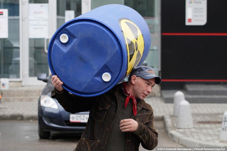 «Банки и бочки»: акция протеста финансированию Балтийской АЭС в Калининграде