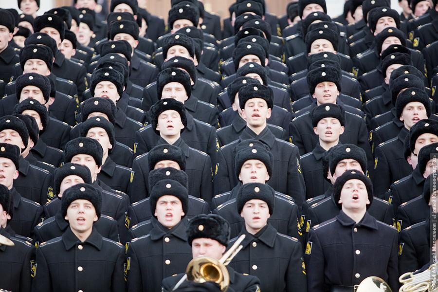 Форменный патриотизм: День Конституции в Калининграде отметили хоровым пением