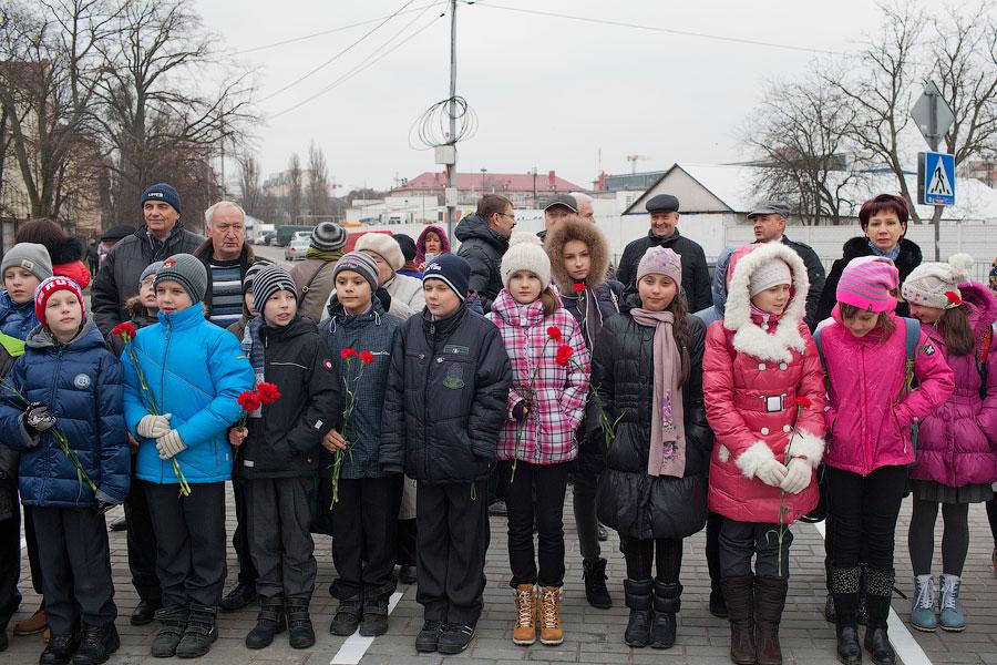 На ветру: как прошло торжественное открытие наполовину готового сквера
