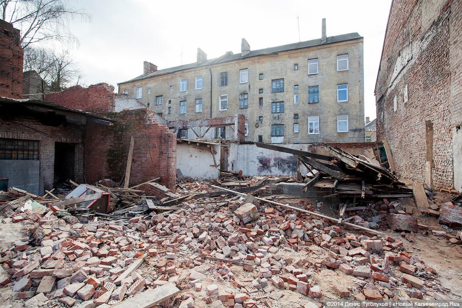 Из стекла и бетона: в Советске вековое здание сносят для строительства торгового комплекса