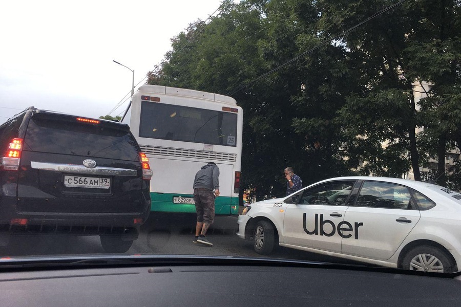 На Горького собралась пробка на выезд из-за ДТП с такси и автобусом (фото)