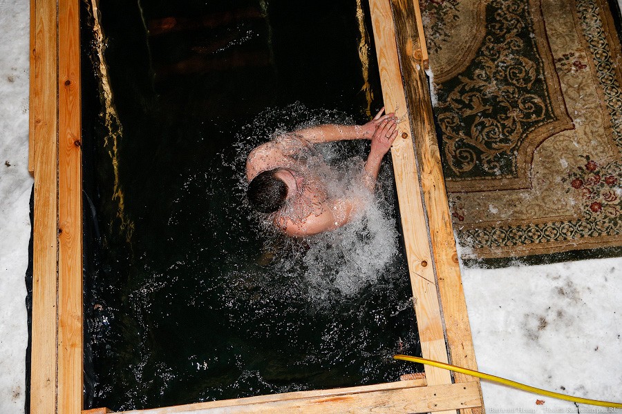 Окунулся, перекрестился: как прошли Крещенские купания в Калининграде (фото)
