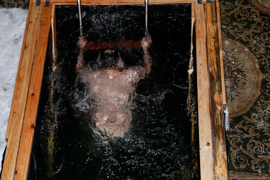 Окунулся, перекрестился: как прошли Крещенские купания в Калининграде (фото)