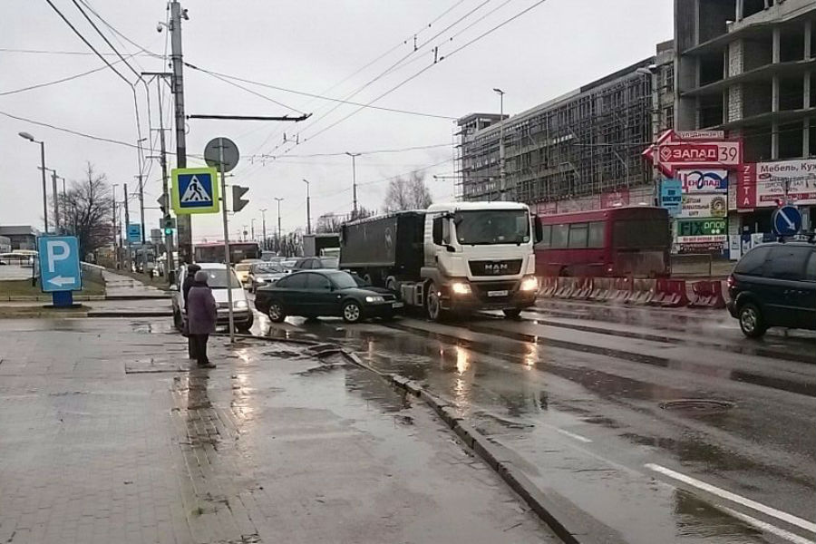 Из-за ДТП с участием легковушки и грузовика затруднено движение на Московском проспекте (фото)