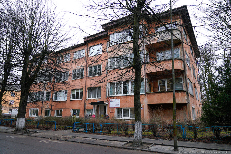 Теория целых окон: волонтеры пытаются спасти здание на Расковой с помощью уборки (фото)