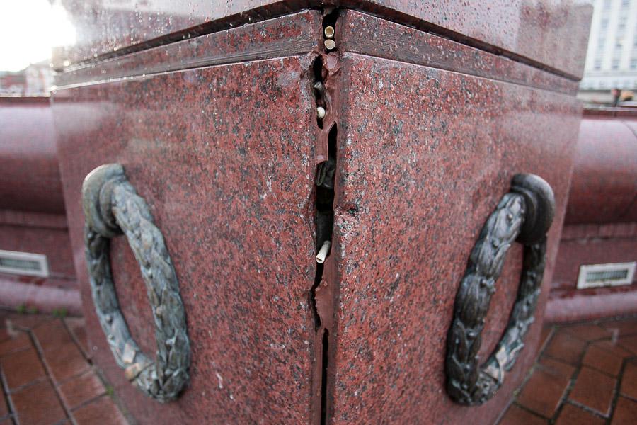 Победа и триумф: отчего на площади Победы появляются трещины и солевые отложения