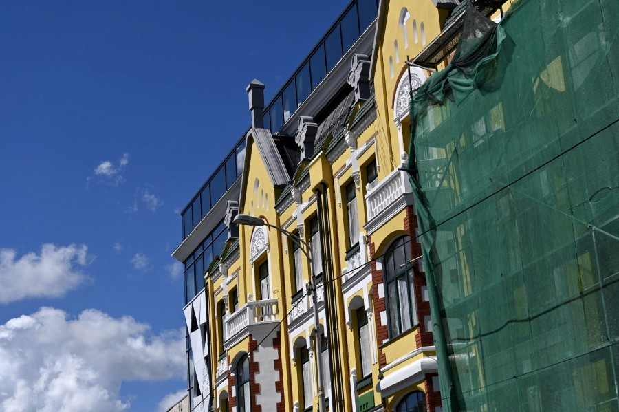 Строители открыли другую часть фасада «Кройц-аптеки» (фото)