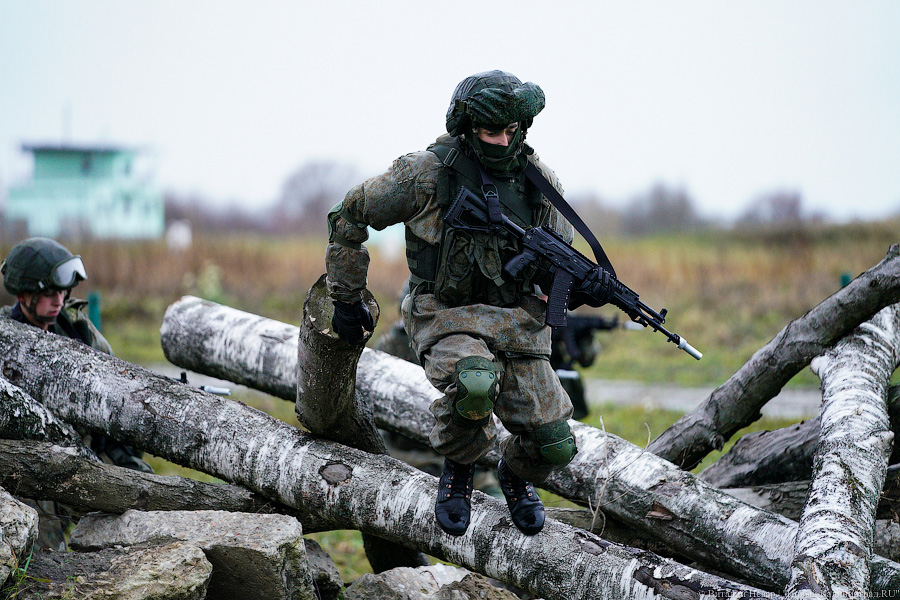В условиях, приближенных к боевым: тренировка морпехов на психологической полосе препятствий