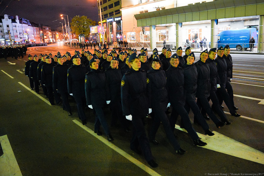 Вечерний марш: в Калининграде прошла репетиция парада Победы (фото)