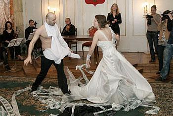 Калининградские танцоры устроили "антибрачную" акцию во Дворце бракосочетания