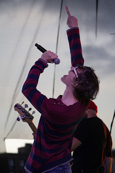 Марафон мировых хитов: в Калининграде прошёл рок-фестиваль с трибьют-шоу (фото)