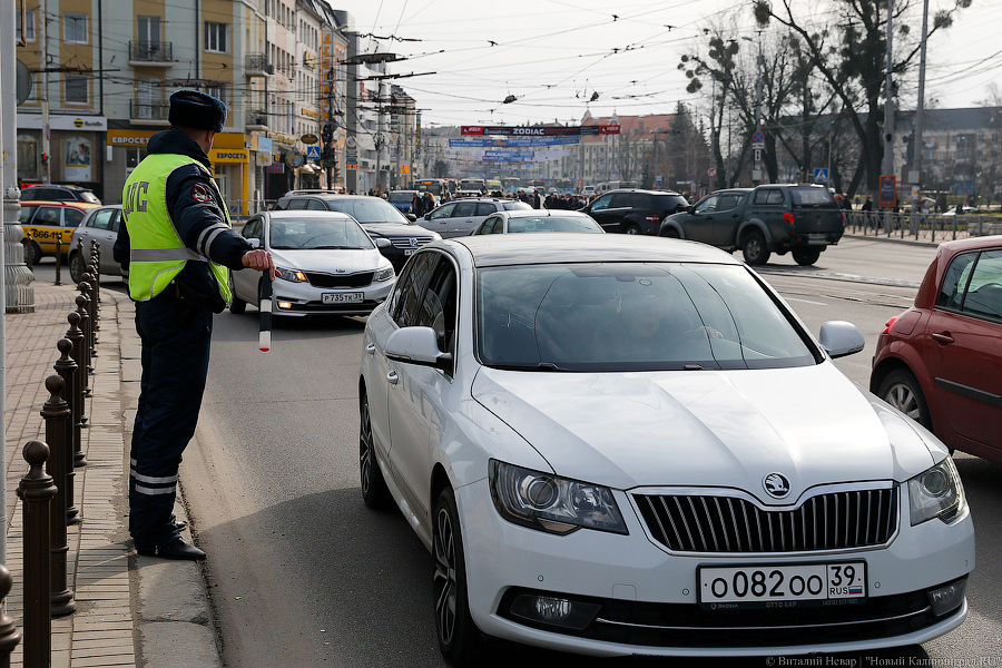 Простые романтики: как сотрудники ГИБДД девушкам цветы дарили (фото)