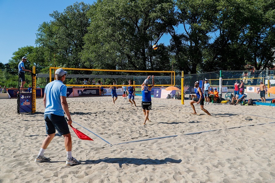 Лежали на пляже? Вот что было на песчаных кортах совсем рядом с вами (фото)