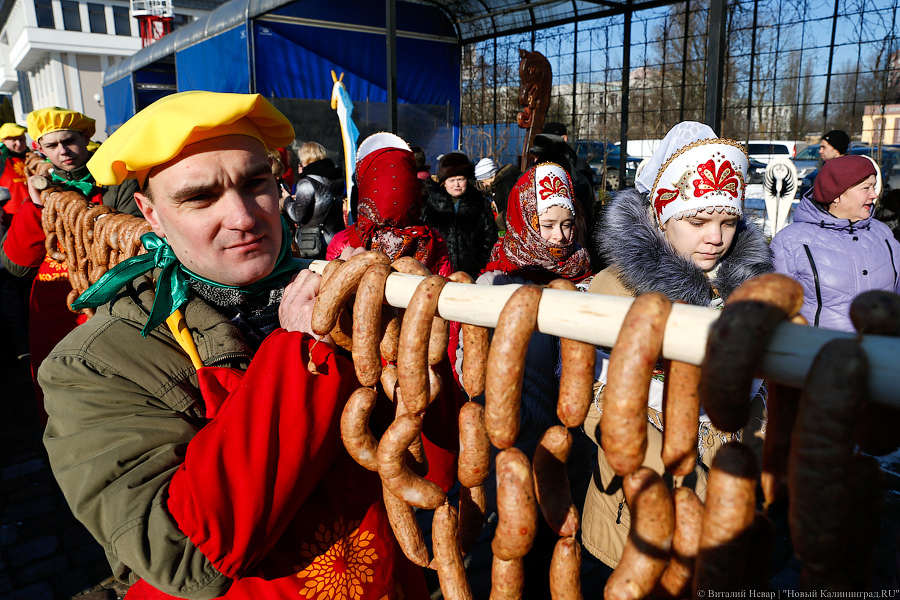 Дым, шум, колбаса: в Калининграде прошел День длинной колбасы