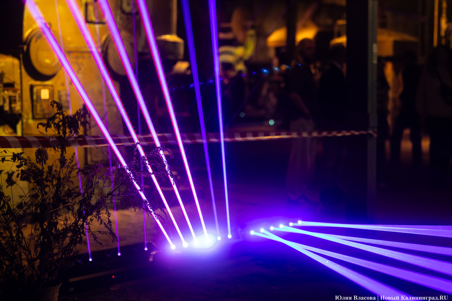 Индустриальные смыслы «Смены»: как прошёл фестиваль света в Кузнечном цехе (фото)