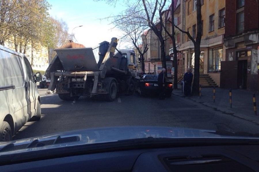 На ул. Озерова столкнулись грузовик и «БМВ», образовалась пробка (фото)