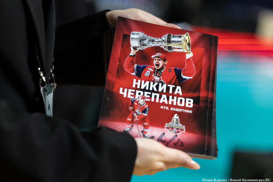 «Локосемья»: в Калининград из Ярославля привезли хоккейный Кубок Гагарина (фото)